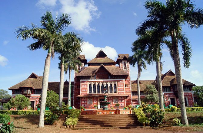 &nbsp;نیپئر میوزیم، ترواننت پورم(Napier Museum): یہ ایک آرٹ اور نیچرل ہسٹری میوزیم ہے جو ترواننت پورم میں واقع ہے جس کی بنیاد ۱۸۵۵ء میں ڈالی گئی تھی۔ اسےگورنمنٹ آرٹ میوزیم کے نام سے بھی جانا جاتا ہے۔ کیرالا میں سیاحوں کی توجہ کا ایک انتہائی مقبول مقام ہے۔ ہندوستان کا یہ قدیم ترین عجائب گھر ہند-ساراسینک طرز تعمیر کا شاہکار ہے۔ اس میں تاریخی اور آثار قدیمہ کے نوادرات، قدیم زیورات، کانسے کے بت، اور ہاتھی دانت کے نقش و نگار کا ایک منفرد مجموعہ ہے۔&nbsp;