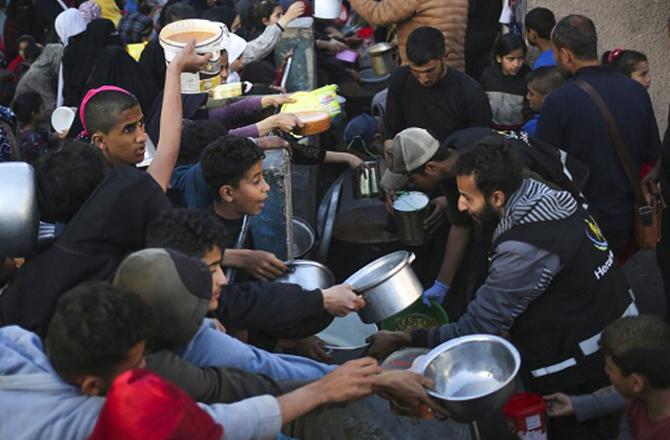Palestinians can be seen struggling for Food. Image: X