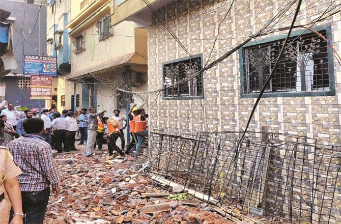 Municipal staff is carrying out demolition work in a house in Lotus Colony. Photo: INN