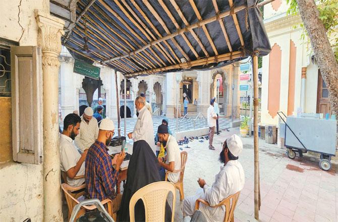 A voter ID camp was set up in the premises of Mumbai Jama Masjid in which 250 people were registered on Friday. Photo: INN