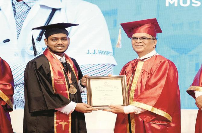 Dr. Momin Muhammad Mustafa Muhammad Abbas receiving his MBBS degree. Photo: INN