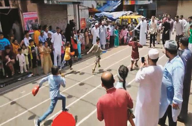 Children participating in the race organized by the Eid Sports Committee. Photo: INN