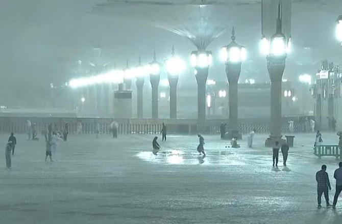 Visitors can be seen in the premises of Masjid Nabawi during rain. Photo: INN