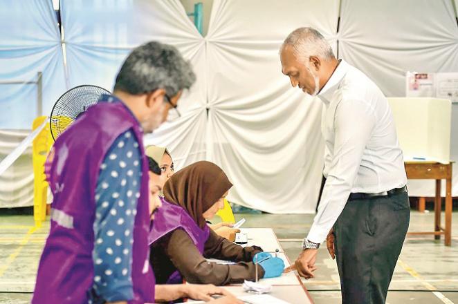 The President of the Maldives, Mohammed Mazoo, exercising his right to vote. Photo: PTI