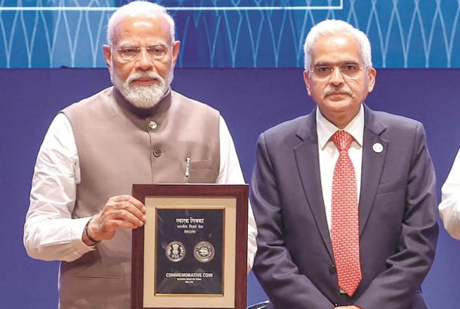 Shaktikanta Das and Narendra Modi. Photo: PTI