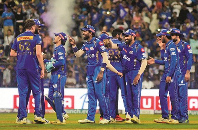 Mumbai Indians players are happy after their first win. Photo: INN