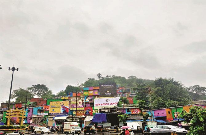 The people living in the mountain and its foothills are at risk of loss of life and property due to rock slides in the rainy season. Photo: INN