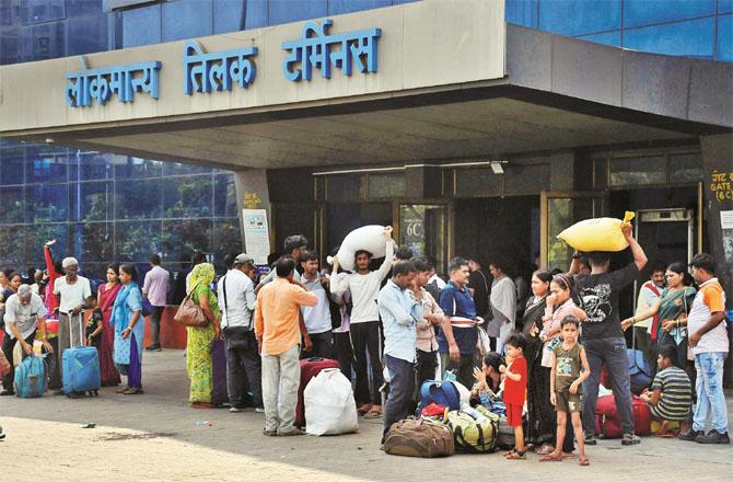 Crowds of repatriates can be seen at the Lokmaniya Tilak terminus. Photo: Inquilab, Ashish Raje