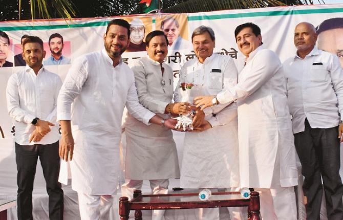 Mushtaq Antole and other leaders along with Sunil Tatkare. Photo: INN
