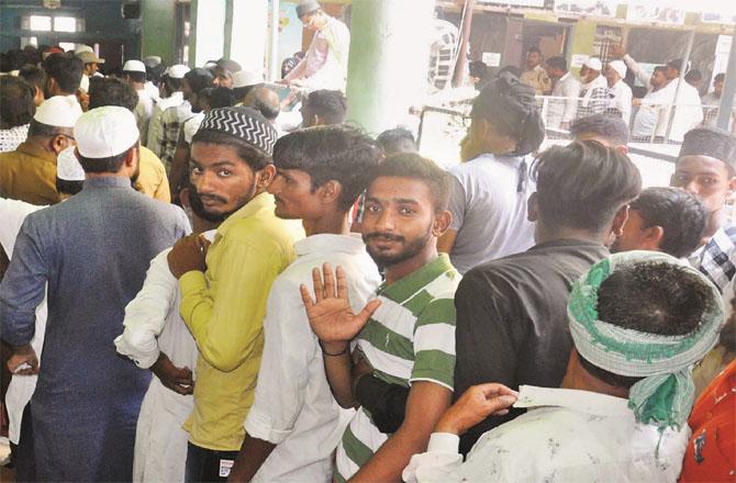 Muslim youths can be seen standing in a queue at a polling booth in Nanded. Photo: Inquilab