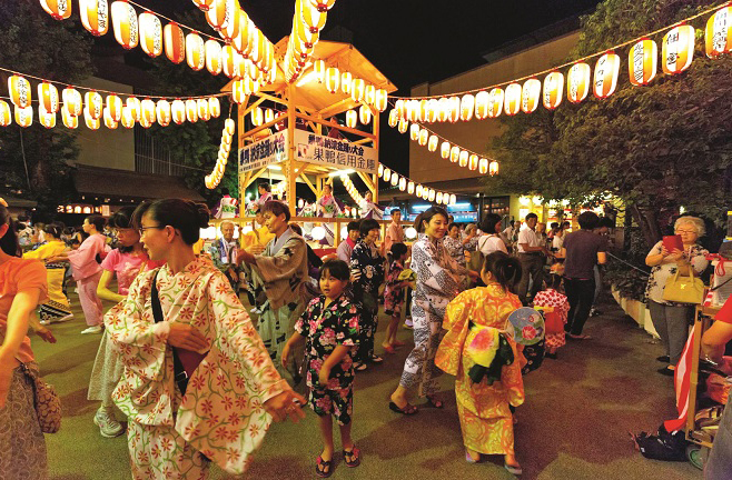 اوبون، جاپان (Obon, Japan)&nbsp;اسے &rsquo;&rsquo;مُردوں کا تہوار&lsquo;&lsquo; بھی کہا جاتا ہے۔ جاپان کے بدھسٹ یہ تہوار مناتے ہیں جس میں وہ اپنے آبا و اجداد کی روحوں کو سکون بخشنے کیلئے پریڈ اور پوجا کا انعقاد کرتے ہیں۔یہ تہوار اگست میں منایا جاتا ہے، جن علاقوں میں تقریبات کا انعقاد کیا جاتا ہے وہاں ہزاروں لالٹینیں سجائی جاتی ہیں اور صرف اسی کی روشنی میں رقص وغیرہ کیا جاتا ہے۔یہ لالٹینیں دریا میں یا فضا میں چھوڑی جاتی ہیں۔ جاپانی اس انداز میں اپنے آبا و اجداد کی روح کو دنیا سے آزاد کرنے کی کوشش کرتے ہیں۔