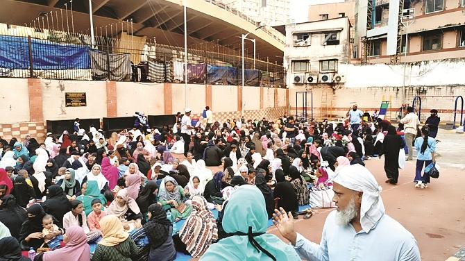 In Nakhda Mohalla (cloth market), many women can be seen sitting in Baig Muhammad Park for Iftar. Photo: INN