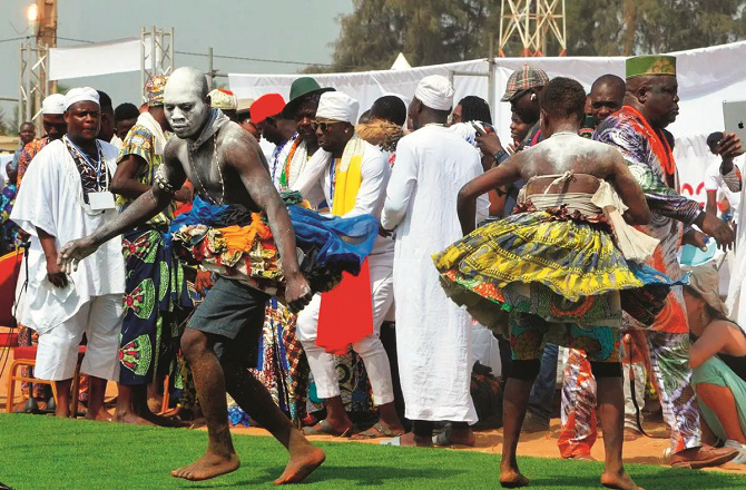اویدا انٹرنیشنل ووڈو فیسٹیول، بینن(Ouidah International Voodoo, Benin)&nbsp;ہر سال ۱۰؍ جنوری کو منایا جانے والا تہوار اس لحاظ سے بھی مختلف ہے کہ &rsquo;&rsquo;ووڈو&lsquo;&lsquo; مذہب نے اسی سرزمین پر جنم لیا اور یہیں سے پوری دنیا میں پھیلا۔ بینن کے ۸۰؍ فیصد افراد اب بھی اسی مذہب کی پیروی کرتے ہیں۔ افریقہ کے کئی علاقوں میں یہ تہوار منایا جاتا ہے۔ اس دن ان افراد کو یا دکیا جاتا ہے جنہوں نے غلامی کے دنوں میں اپنی جانیں گنوائیں اور اپنے خاندان سے جدا ہوگئے۔