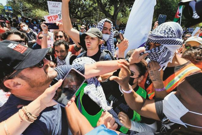 There was a clash between pro-Palestinian and pro-Israel students at the University of California. Photo: INN