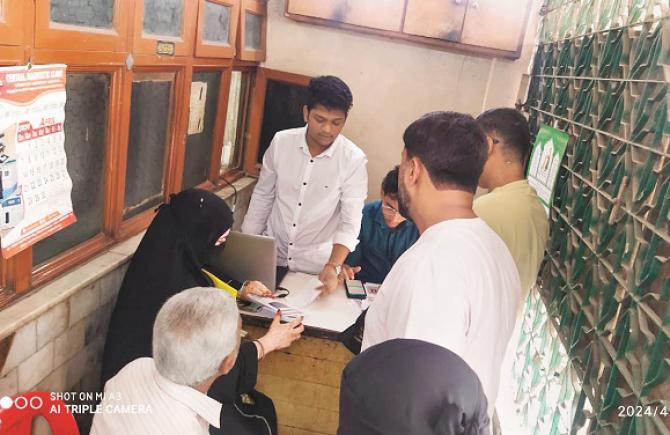 People registering their names in a camp set up in an area of ​​the city. Photo: INN