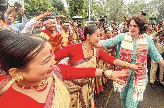 After the road show, Priyanka Gandhi also danced with local artistes. Photo: INN