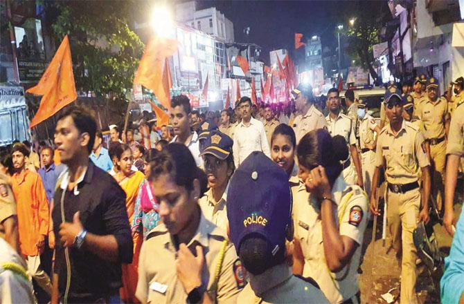 Ram Naomi procession participants passing through Maloni area. A large number of police personnel are also seen.