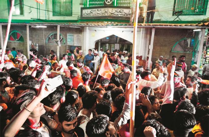 Last year, on the occasion of Ram Nomi, provocative slogans were raised in front of Anjuman Jama Masjid. Photo: INN
