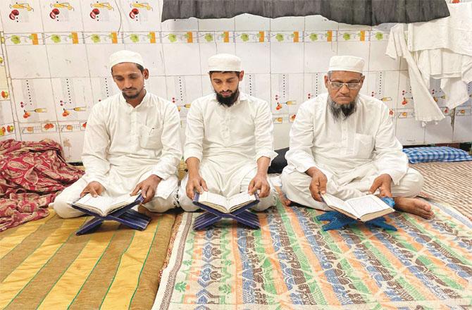 Hafiz Hidayatullah reciting the Holy Quran with his two sons. Photo: INN