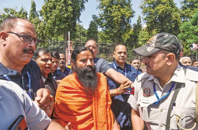 The Supreme Court has severely reprimanded Baba Ramdev and Balkrishna. Photo: PTI