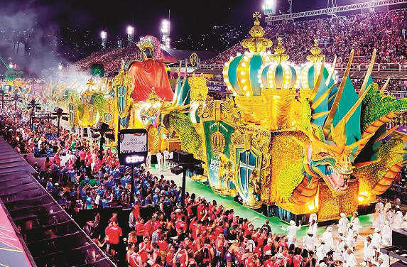ریو کارنیول، برازیل (Rio Carnival, Brazil)&nbsp;ریو کارنیول پوری دنیا کا سب سے بڑا تہوار خیال کیا جاتا ہے۔ اسے فروری یا مارچ میں ۵؍ دنوں تک منایا جاتا ہے۔ اس دوران ریو میں غیر ملکی سیاحوں کی تعداد میں زبردست اضافہ ہوتا ہے۔ کروڑوں شائقین اس رنگا رنگی تہوار میں حصہ لیتے ہیں۔اسے &rsquo;&rsquo;کرہ ارض کی عظیم ترین تقریب&lsquo;&lsquo; کا نام دیا گیا ہے۔ ریو کارنیول میں مقامی سطح کی ڈانس اور میوزک اکیڈمیز کے طلبہ حصہ لیتے ہیں اور بہترین کارکردگی کا مظاہرہ کرنے والے ادارے کو کروڑوں کے انعامات سے نوازا جاتا ہے۔