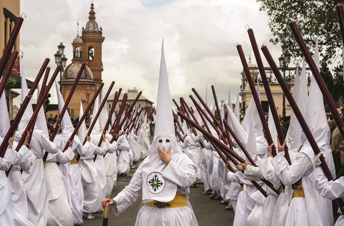 سیمانا سانتا،اسپین(Semana Santa, Spain)&nbsp;یہ تہوار پورا ہفتہ منایا جاتا ہے، اسی مناسبت سے اسے &rsquo;&rsquo;مقدس ہفتہ&lsquo;&lsquo; کہا جاتا ہے۔ یہ تہوار ایسٹر سے پہلے ہفتے منایا جاتا ہے۔ &nbsp;اس ہفتے کے دوران روزانہ دوپہر میں ۳؍ بجے لوگ اپنا بہترین لباس پہن کر جمع ہوتے ہیں اور مسیح کو یاد کرتے ہوئے مختلف قسم کی رسوم انجام دیتے ہیں۔ ہر سال کروڑوں سیاح اسپین کا دورہ صرف اس لئے کرتے ہیں کہ سیمانا سانتا &nbsp;میں شریک ہوسکیں۔ کہتےہیں کہ کیتھولک کرسچین کا یہ سب سے بڑا تہوار ہے جسے بڑے جوش وخروش سے منایا جاتا ہے۔