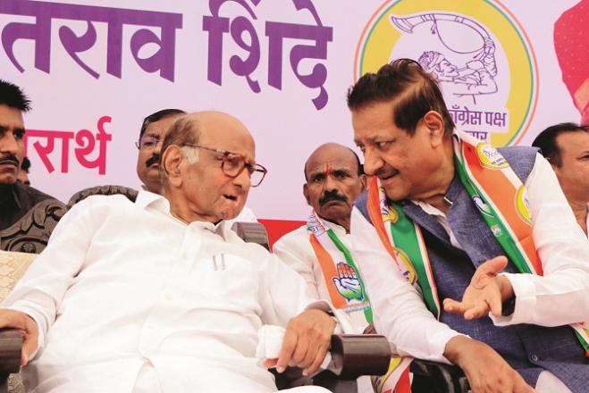 NCP chief Sharad Pawar and Congress leader Prithviraj Chauhan during a meeting held in Satara. Photo: INN