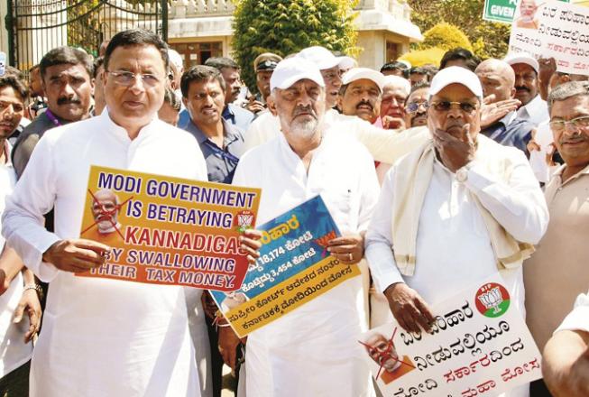 During the protest, Chief Minister Siddaramaiah, Deputy Chief Minister Shivkumar and Randeep Surjee could be seen carrying play cards. Photo: INN