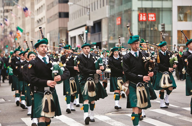 سینٹ پیٹرکس ڈے، آئرلینڈ&nbsp;(St. Patrick&rsquo;s Day, Ireland)&nbsp;ہر سال ۱۷؍ مارچ کو سیٹ پیٹرکس ڈے منایا جاتا ہے۔ یہ تہوار کرسچین مناتے ہیں جس میں آئرلینڈ کے سینٹ پیٹرک کو خراج عقیدت پیش کیا جاتا ہے۔ اسی دن ان کا انتقال ہوا تھا۔ کہتے ہیں کہ آئرلینڈ میں عیسائیت کو فروغ دینے کیلئے سینٹ پیٹرکس نے کافی جدوجہد کی تھی۔ اس دن لوگ سبز، نارنگی اور سفید لباس پہن کر سینٹ پیٹرکس اور ان کی قربانیوں کو یاد کرتے ہیں۔