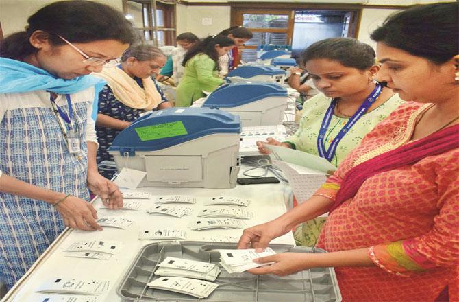 Election officials counting VVpet`s slips. Photo: INN