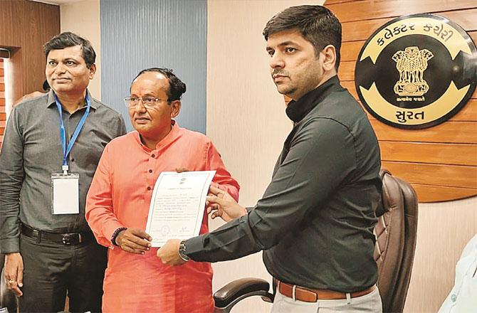 Mukesh Dalal receiving election winning certificate in Surat. Photo: INN