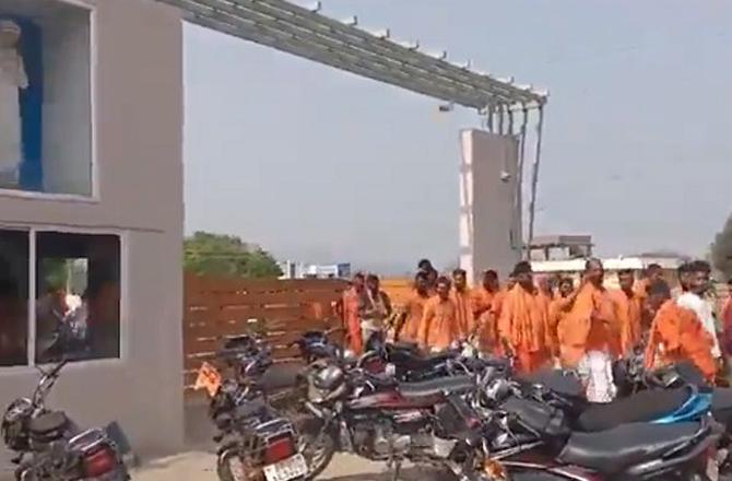 Hindutva groups outside the school. Image: X