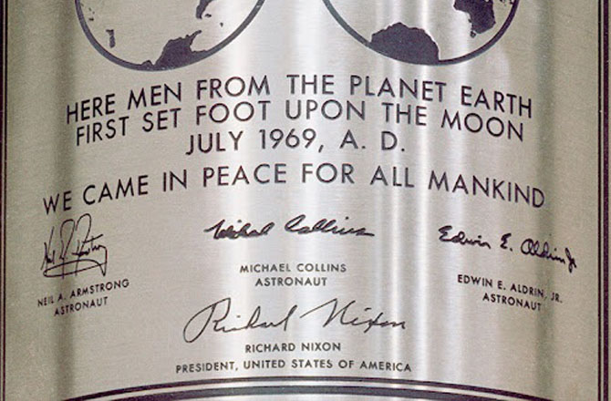 رچرڈ نکسن کی دستخط شدہ تختی(A plaque signed by Richard Nixon): رچرڈ نکسن امریکہ کے ۳۷؍ ویں صدر اورچاند پر تمام۶؍ امریکی مشنز کے صدر تھےجن میںامریکہ کا پہلا مشن بھی شامل ہے۔خلا بازوں کے چاند پر جانے سے قبل رچرڈ نکسن نے چاند پر چھوڑنے اور بطور یادگار انہیں ایک ایسی تختی دی جس پر ان کے دستخط تھے جسے خلابازوں نے واپسی پر چاند کی سطح پر چھوڑ دیا ۔ان کی اہمیت اور معنویت اس وجہ سے بھی اہم کہ وہ امریکہ کے واحد ایسے صدر ہیں جن کی دستخط شدہ تختی چاند پر بطور یادگار چھوڑی گئی ہے۔