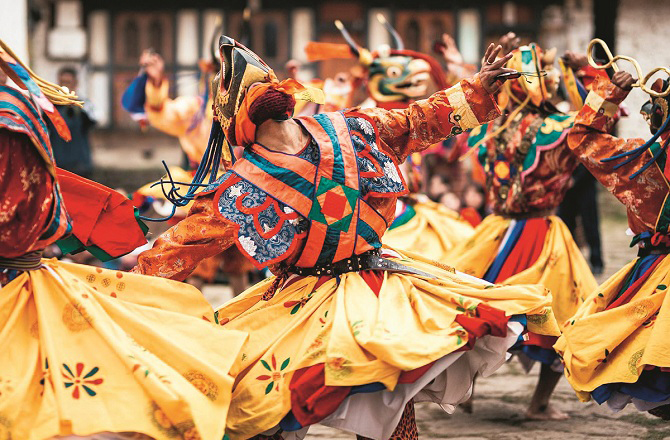 سے چو، بھوٹان (Tsechu, Bhutan)&nbsp;اسے روایتی رقص اور موسیقی کا تہوار بھی کہا جاتا ہے۔ یہ بھوٹانی ثقافت کا اٹوٹ حصہ ہے۔ اس میں بودھ مونک رقص کرتے ہیں۔ کہتے ہیں کہ اس رقص کو دیکھنے والے کے تمام گناہ ختم کردیئے جاتے ہیں۔ بھوٹان کے تمام بودھ مندروں کے احاطے میں مونک رقص کرتے نظر آتے ہیں۔ وہ رنگ برنگی اور بڑی بڑی ایمبرائڈری والا لباس اس لئے پہنتے ہیں کہ دیکھنے والا بغور انہیں دیکھے۔ کہتے ہیں کہ شائقین کی توجہ جس قدر لباس پر ہوتی ہے، اس قدر اس کے گناہ معاف ہوتے ہیں۔