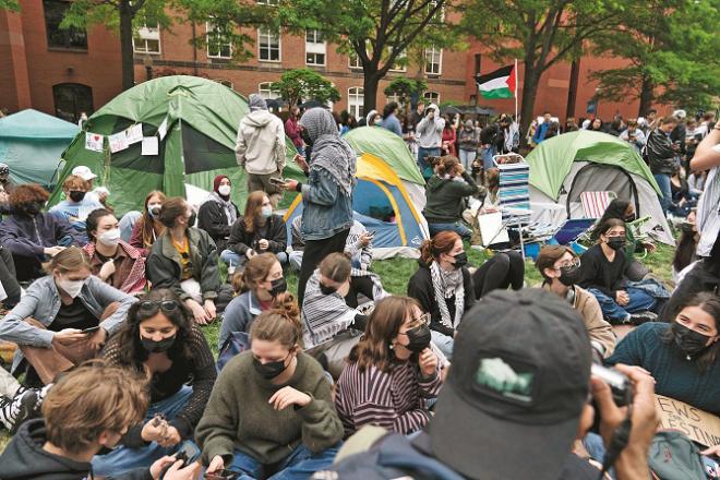 Students protest on the campus of George Washington University, USA. Photo: AP/PT
