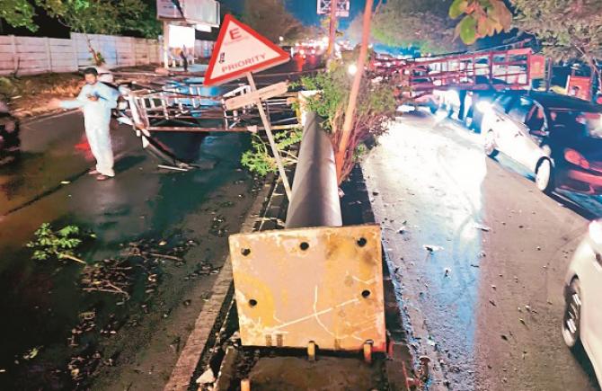 A hoarding pillar fell on a major road in Aurangabad, affecting traffic. Photo: INN