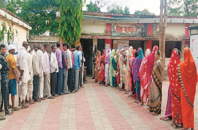 A long queue can be seen at a polling center in Vidarbha`s Gondia district. Photo: PTI