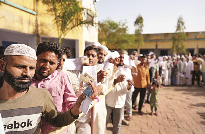 Better polling in Muslim areas but decline in overall percentage has kept BJP sleepless. Photo: INN