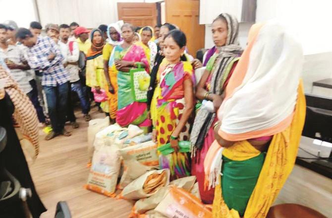 The women reached the Tehsildar office to return the sarees. Photo: Agency