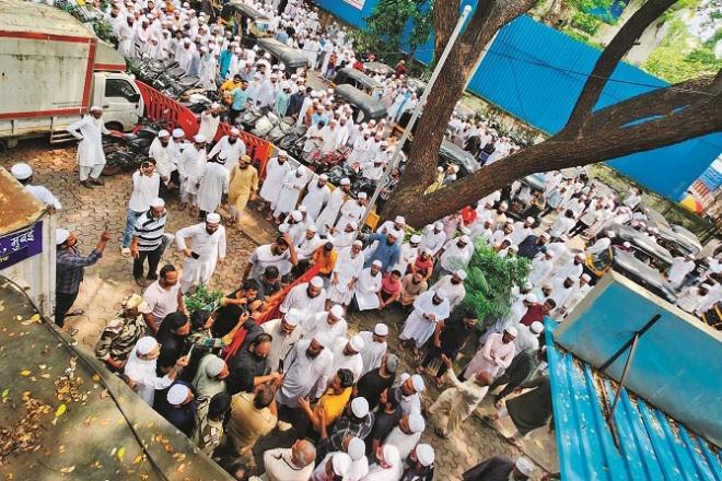 A large number of people are seen gathering outside the Amboli Police Station. Photo: INN
