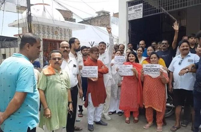 Hindu resident protesting against Muslim woman buying a house. Image: X