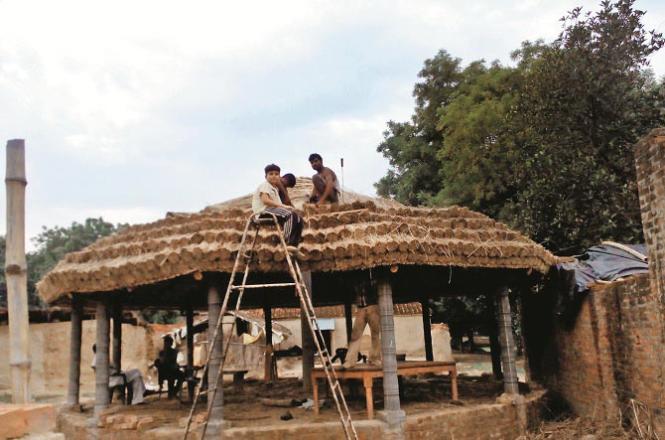 Villagers correcting the chopper. Photo: INN