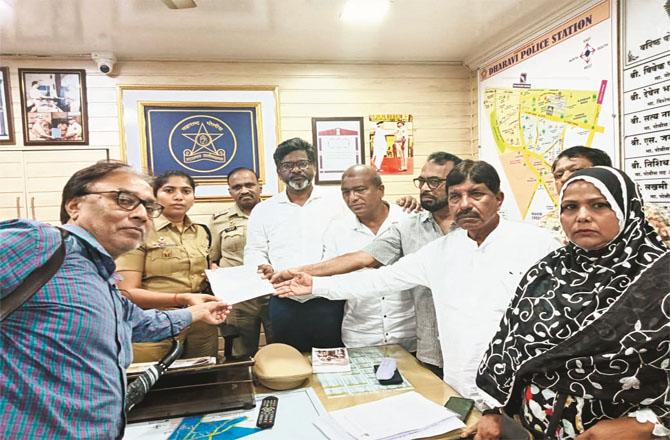 A memorandum is being given to the DCP in Dharavi after complaining. Photo: INN