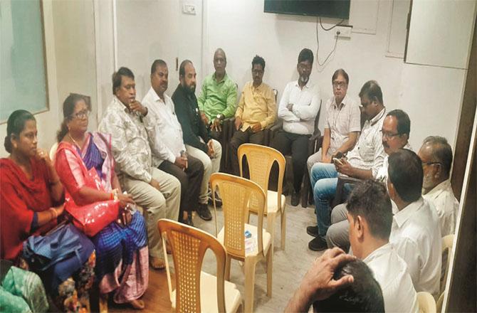 Officials of Dharavi Bachao Andolan meeting on the subject of Dharavi in ​​the office of Dharavi NCP (Sharad Pawar). Photo: INN