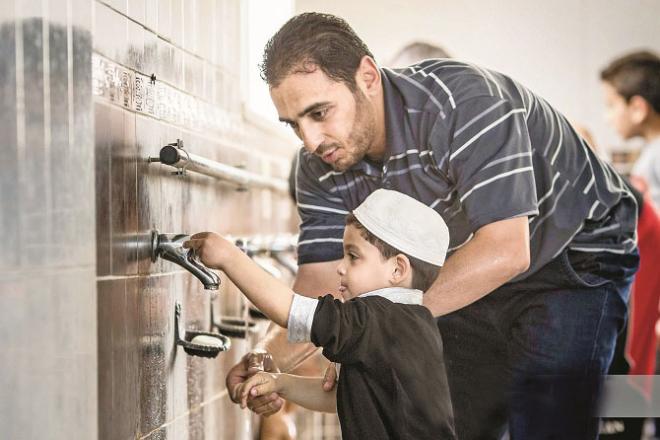 Teaching children to pray for ablution is education while teaching them to perform ablution in practice is training. Photo: INN