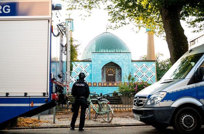 A dead body can be seen in the aftermath of a stabbing in Germany. Photo: X