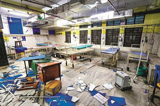 The angry mob had destroyed the emergency ward of the hospital. Photo: INN