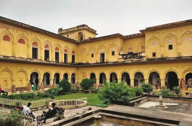 In the first picture, the palace of Rani of Jhansi can be seen, while in the second picture, the fort of Jhansi can be seen. Photo: INN