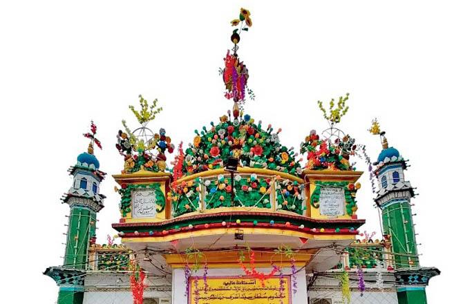 Syed Makhdoom Ashraf Samnani prayed for death on the 28th of Muharram 828 AH. His final resting place is in Kuchuchha Sharif. Photo: INN