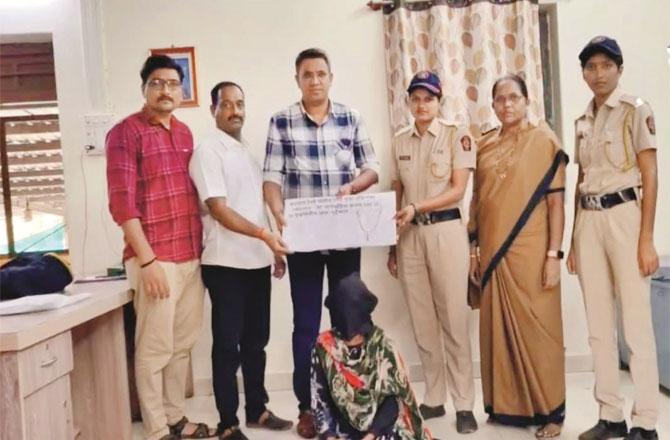 The accused Rani Bhosle can be seen in police custody